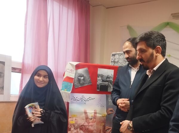 به نمایش گذاشتن گوشه ای از برکات انقلاب اسلامی در مدرسه انقلاب دبیرستان حق شناس2