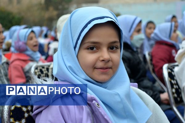 حضور خادمان رضوی در مدرسه قدر بهارستان‌دو