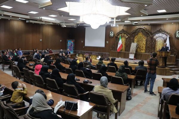 رونمایی کتاب «سه کبوتر حدادان» دانش‌آموز تبریزی