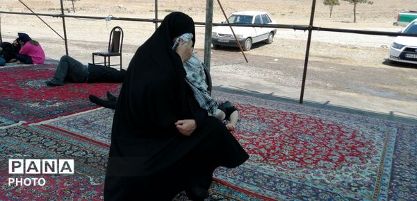 خدمت‌رسانی موکب سیمان آبیک در مسیر زائران؛ همراهی خادمان در پذیرایی و بدرقه