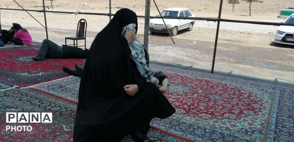 خدمت‌رسانی موکب سیمان آبیک در مسیر زائران؛ همراهی خادمان در پذیرایی و بدرقه