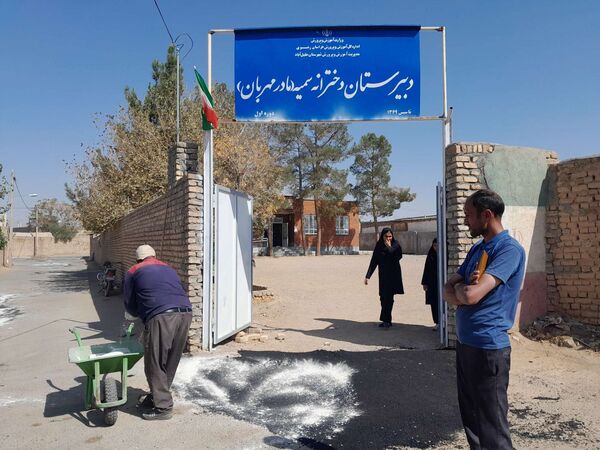 کوچه دبیرستان مادر مهربان نقاب سامان یافت
