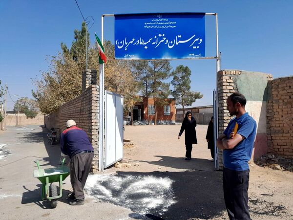 کوچه دبیرستان مادر مهربان نقاب سامان یافت