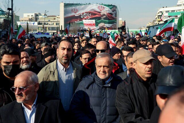 پزشکیان در جمع راهپیمایان تهرانی حاضر شد