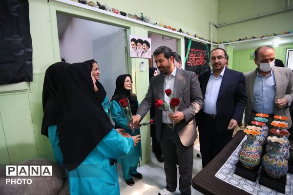 حضور استاندار همدان در کنار اعضای بهزیستی