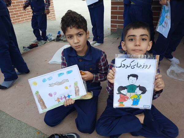 بمناسبت روز جهانی کودک برپایی جشنواره صبحانه سالم در دبستان پسرانه سرافراز ناحیه۷ مشهد