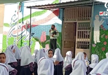 حضور مامور نیروی انتظامی در دبستان پیروزی به مناسبت هفته نیروی‌انتظامی