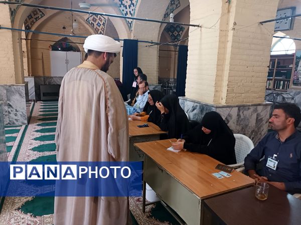 حضور مسئولان، مردم و رای اولی‌های چناران پای صندوق‌های رای در میدان انتخابات 