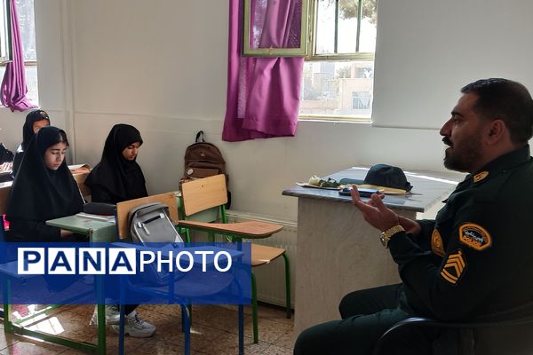 گرامیداشت هفته نیروی انتظامی در مدرسه یادگار امام ورامین