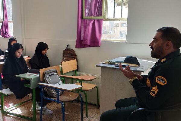 گرامیداشت هفته نیروی انتظامی در مدرسه یادگار امام ورامین