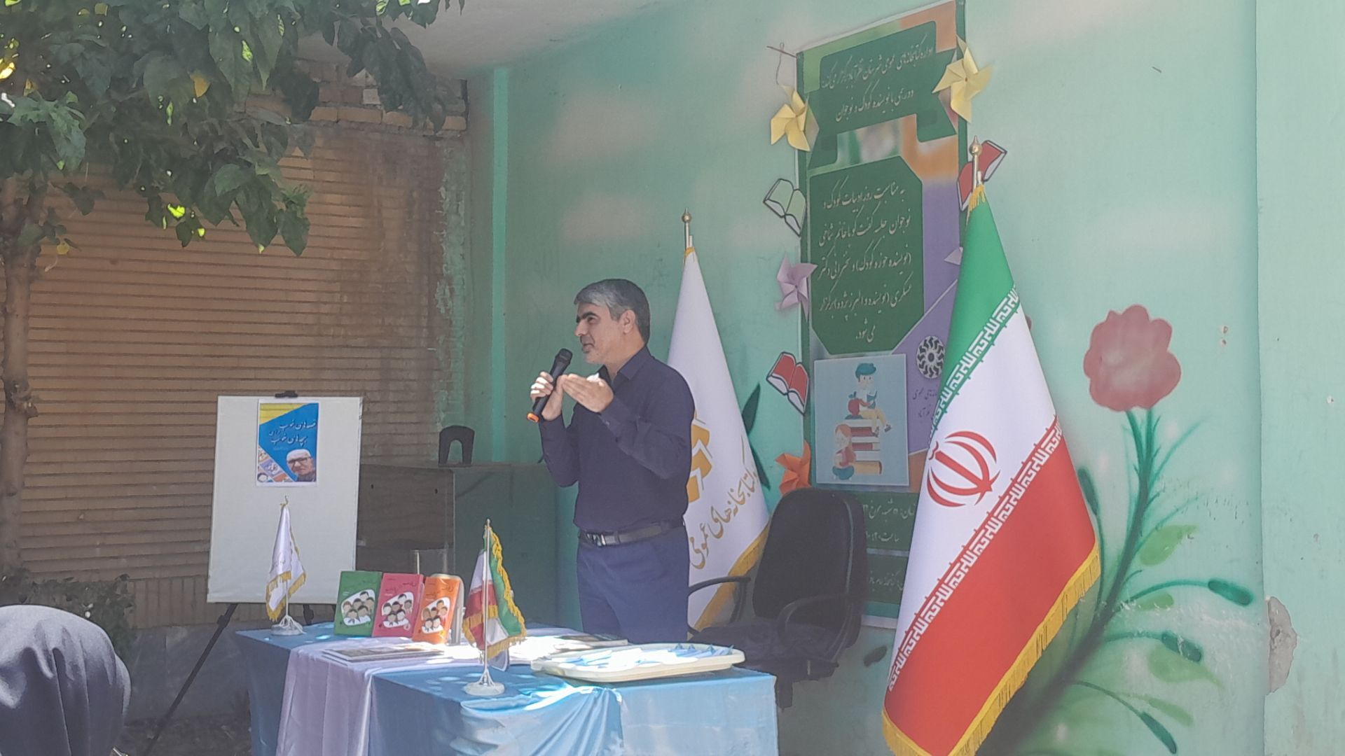 کتاب، به کودکان عمق می‌دهد و فضای مجازی به‌تنهایی کافی نیست