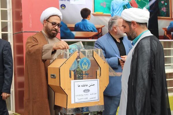 جشن عاطفه‌ها جشن همدلی دانش آموزان با دیگر کودکان نیازمند