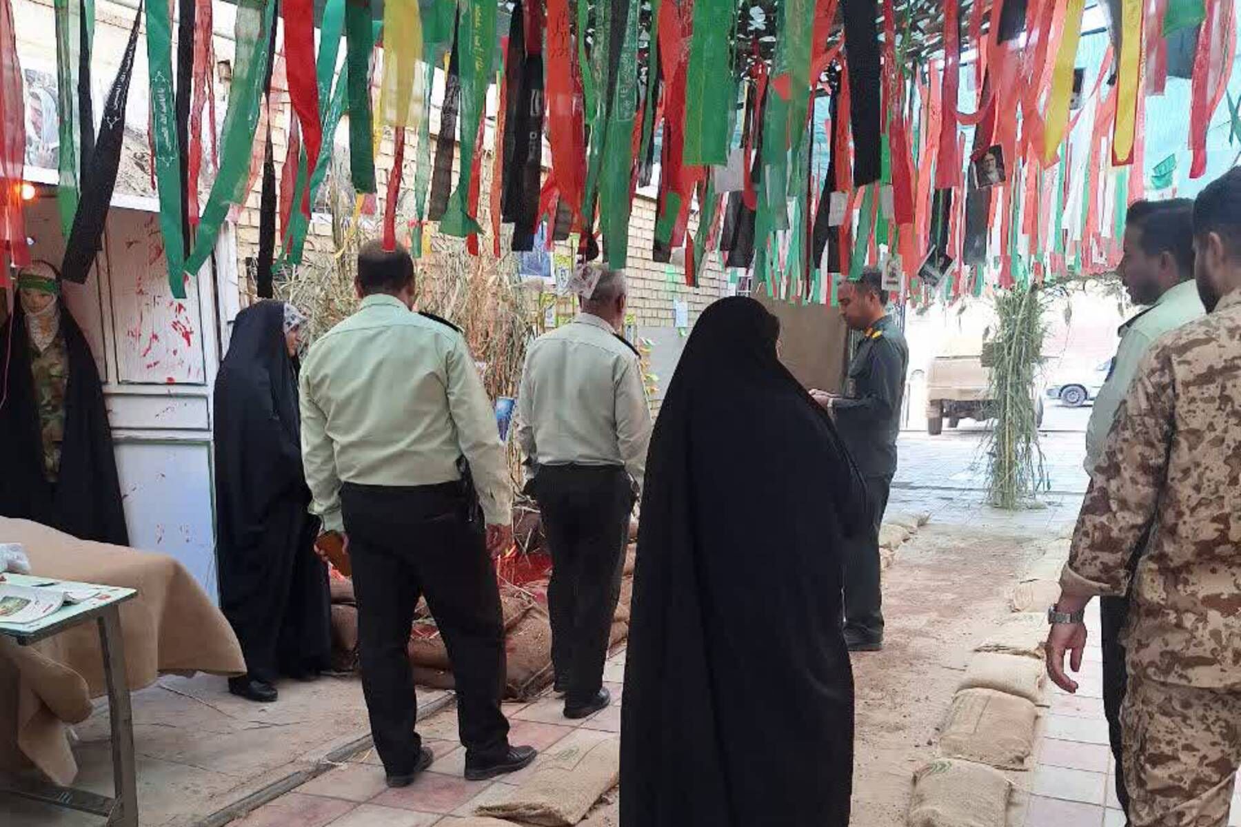 بازدید دانش‌آموزان مدارس قیامدشت و مسئولین شهری از نمایشگاه دفاع مقدس حوزه های مقاومت بسیج شهر قیامدشت