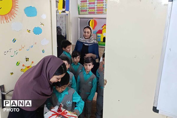 آغاز سال تحصیلی دانش‌آموزان دبستان «دنیای تربیت» 