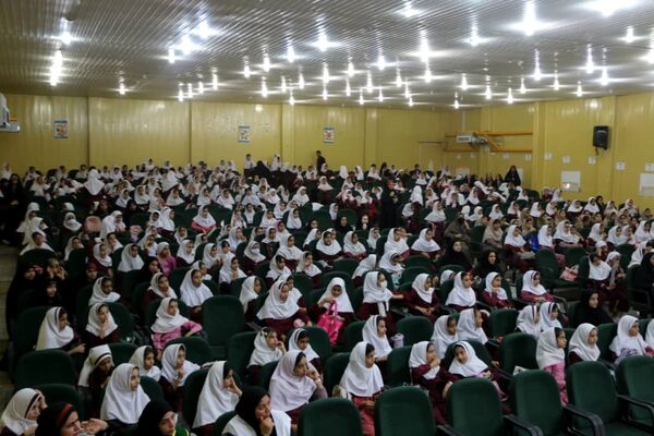 ۴۰۰ نفر از دختران پیشتاز بندرخمیر، پرچم امام مهربانی را به آغوش کشیدند