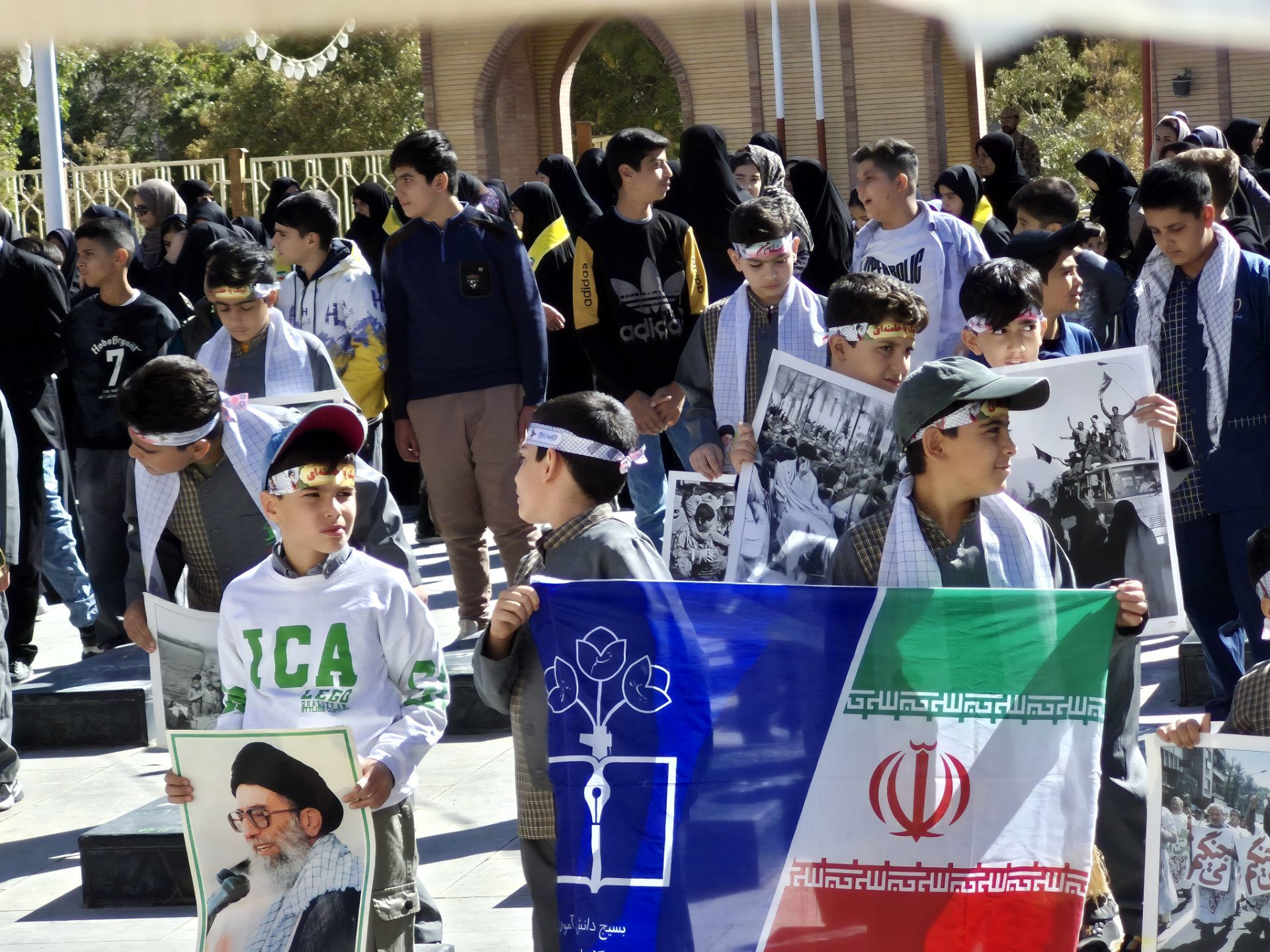 مراسم عطر افشانی گلزار شهدای بیجار در هفته دفاع مقدس