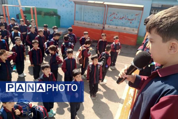 اجرای سرود ای‌ایران در برنامه صبحگاهی دبستان سعدی