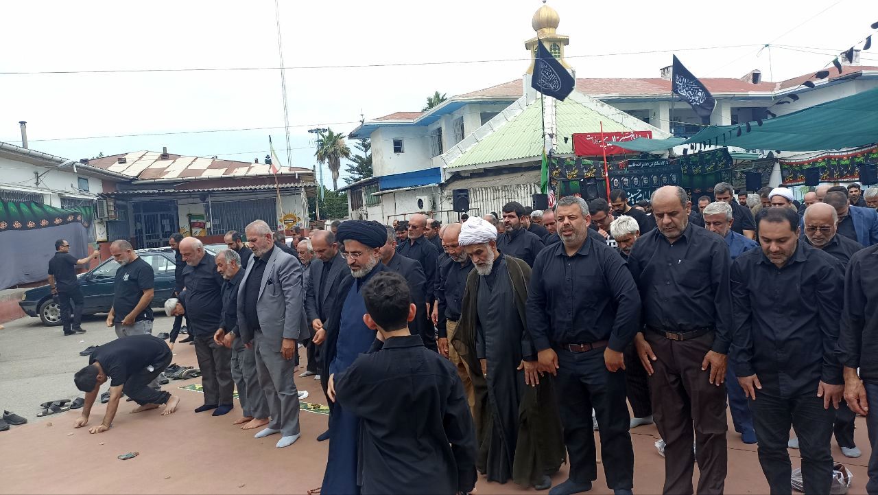اقامه نماز ظهر عاشورا در محمودآباد 