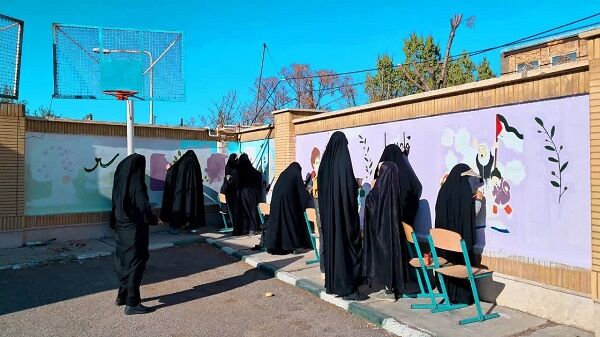 شاداب‌سازی مدارس مناطق کم‌برخوردار قم با حضور بانوان گروه جهادی «سرداران مقاومت»

