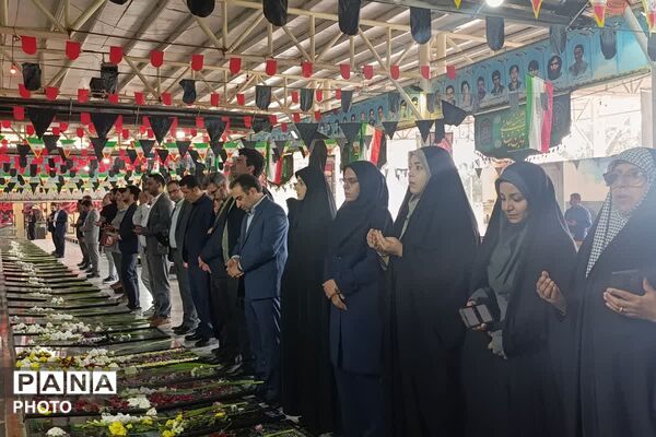 بیعت معلمان و مسئولین آموزش و پرورش ملارددر هفته معلم در گلزار شهدا با شهدا