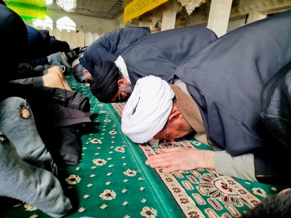 اقامه نماز جماعت بعد از  راهپیمایی در کاشمر 