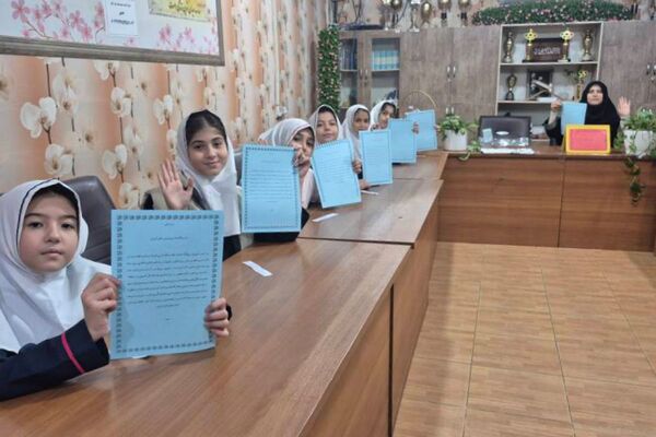 اولین جلسه شورای دانش‌آموزی با همراهی مدیر مدرسه هدی۱ 