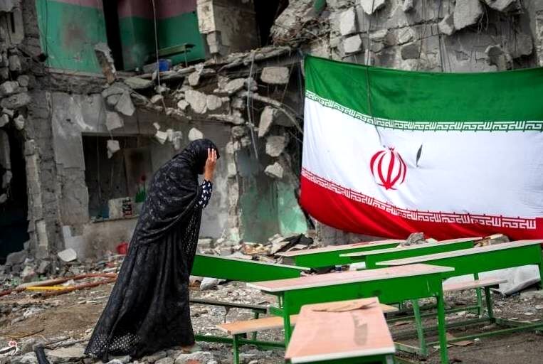 چهره‌های فرهنگی، هنری و دانشگاهی اسپانیا در حال امضای بیانیه محکومیت حمله به ایران