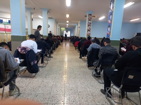 امتحانات نوبت اول در دبیرستان نمونه آیت الله خامنه ای