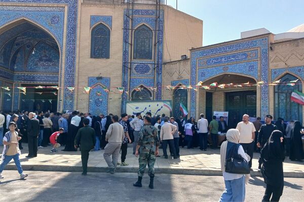 پاسخگویی و رفع مشکلات مردمی توسط مسئولان آموزش و پرورش در میز خدمت نماز جمعه