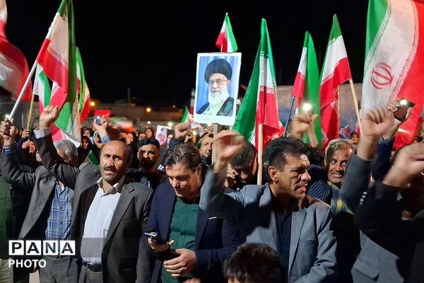 صحنه دیگری از عشق و ارادت ملت به رهبر در سومین شب سال جدید در شهرستان باشت