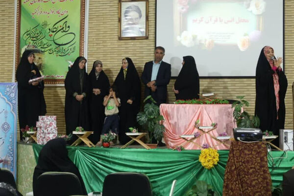 تقدیر از مدیران قرآنی ناحیه چهار شیراز در دبیرستان شاهد ۱۴