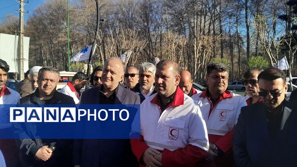 بازدید دبیرکل جمعیت هلال احمر کشور از غرفه‌های خدمت‌رسانی شهر کرج در نوروز 