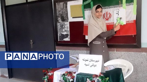 آذین‌بندی دهه فجر و نواخته شدن زنگ انقلاب در دبیرستان حضرت آسیه(س) حاجی‌آباد