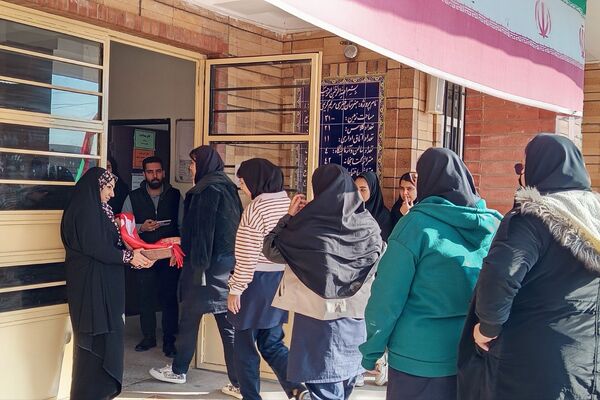 همدلی دانش‌آموزان مدرسه کریمی‌شیرازی‌ها در فضای معنوی با پرچم امام حسین(ع)