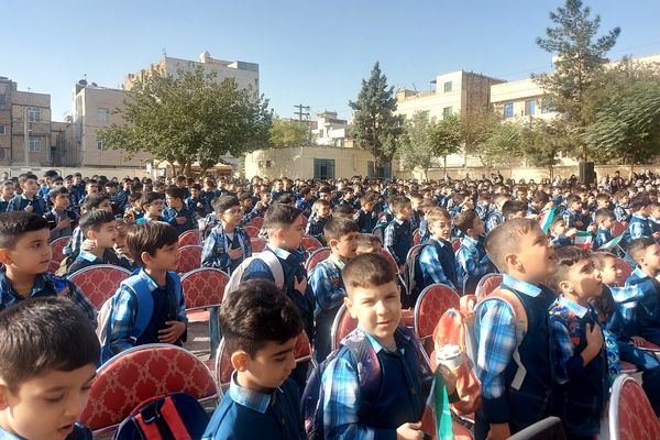 نواختن زنگ بازگشایی مدارس در دبستان علی بن ابیطالب(ع) باقرشهر