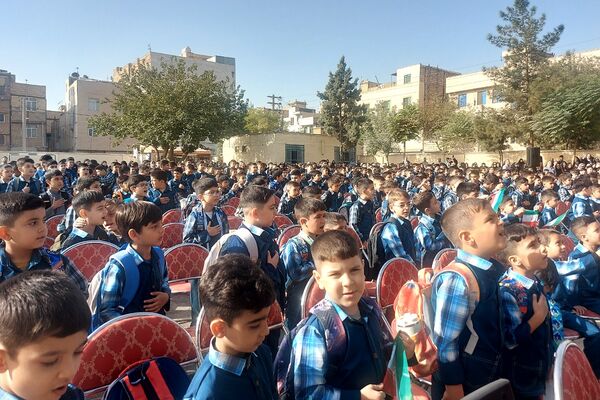 نواختن زنگ بازگشایی مدارس در دبستان علی بن ابیطالب(ع) باقرشهر
