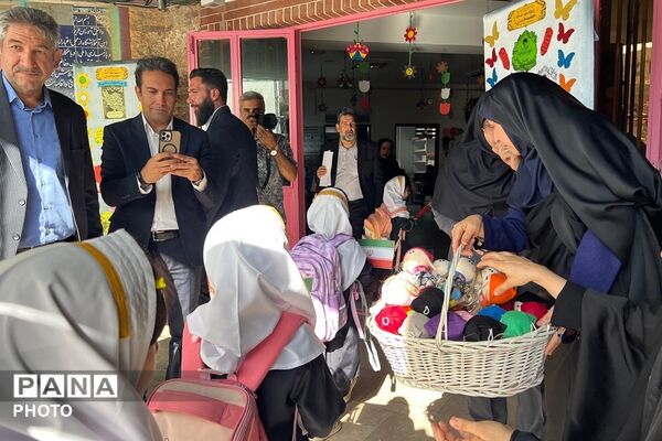نواخته شدن زنگ شکوفه ها در دبستان طواف و معماریان ناحیه دو شهرری 