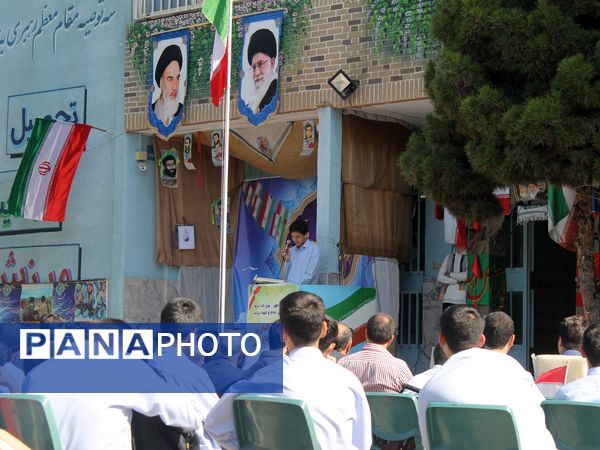 آیین نواختن زنگ ایثار و مقاومت در دبیرستان شاهد معراج