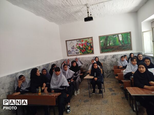 جشن جوانه‌ها؛ خوش‌آمدگویی به هفتمی‌های دبیرستان دانشور ۲  نیشابور 