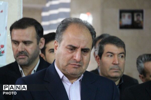 وقتی مزار معلم شهید، تخته‌ عشق و ایمان می‌شود