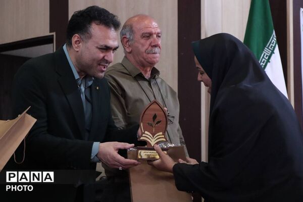 تجلیل از برگزیدگان آموزش ابتدایی در بهارستان یک