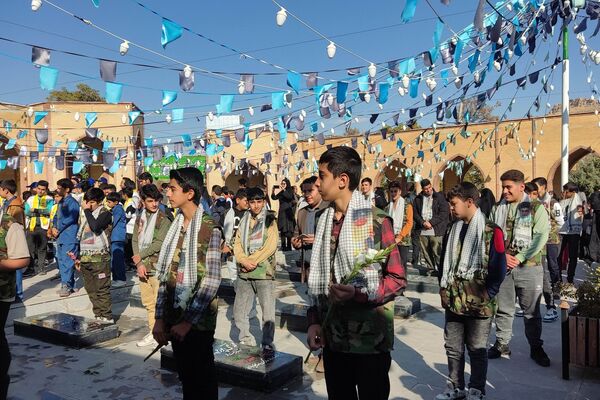 تجدید میثاق دانش‌آموزان با شهدا