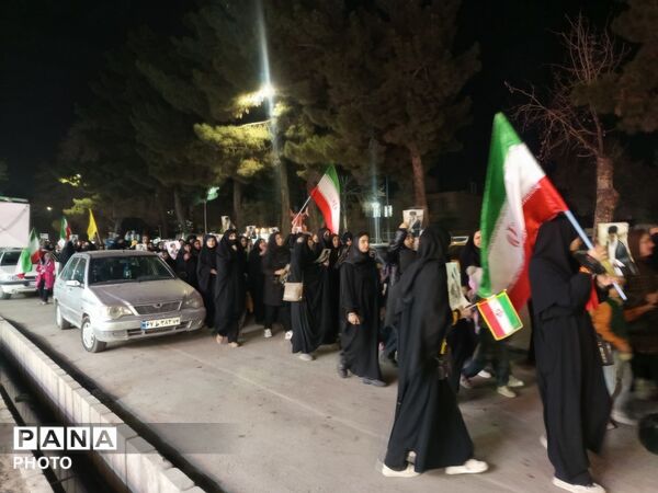 حرکت دسته عزاداری درسومین شب شهادت امام خامنه ای از پنجراه تا مسجد جامع