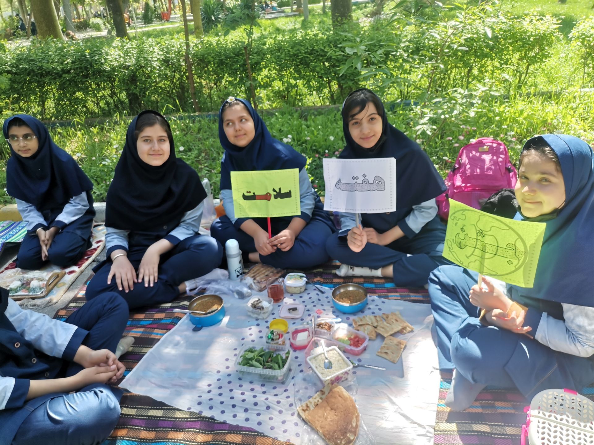 اردوی صبحانه سلامت مدرسه دخترانه ضحی۲ در پارک جنگلی شیروان