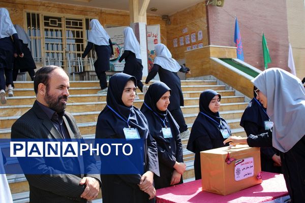 برگزاری انتخابات همیار مشاوران دبیرستان حضرت معصومه(س) ناحیه چهار کرج 