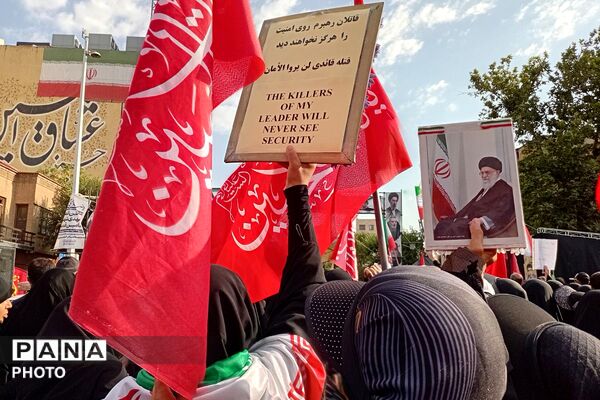 خروش نوجوانان در بدرقه رهبر شهید