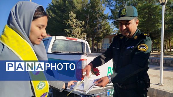 گرامیداشت هفته نیرو انتظامی در دبیرستان گوهرشاد