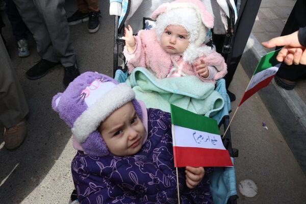 طنین شعارهای انقلابی در سالروز پیروزی انقلاب اسلامی ایران