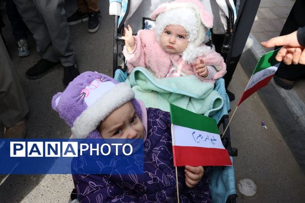 طنین شعارهای انقلابی در سالروز پیروزی انقلاب اسلامی ایران