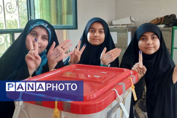 شاهچراغ مملو از مردمی که برای انتخابات حضور پیدا کردند